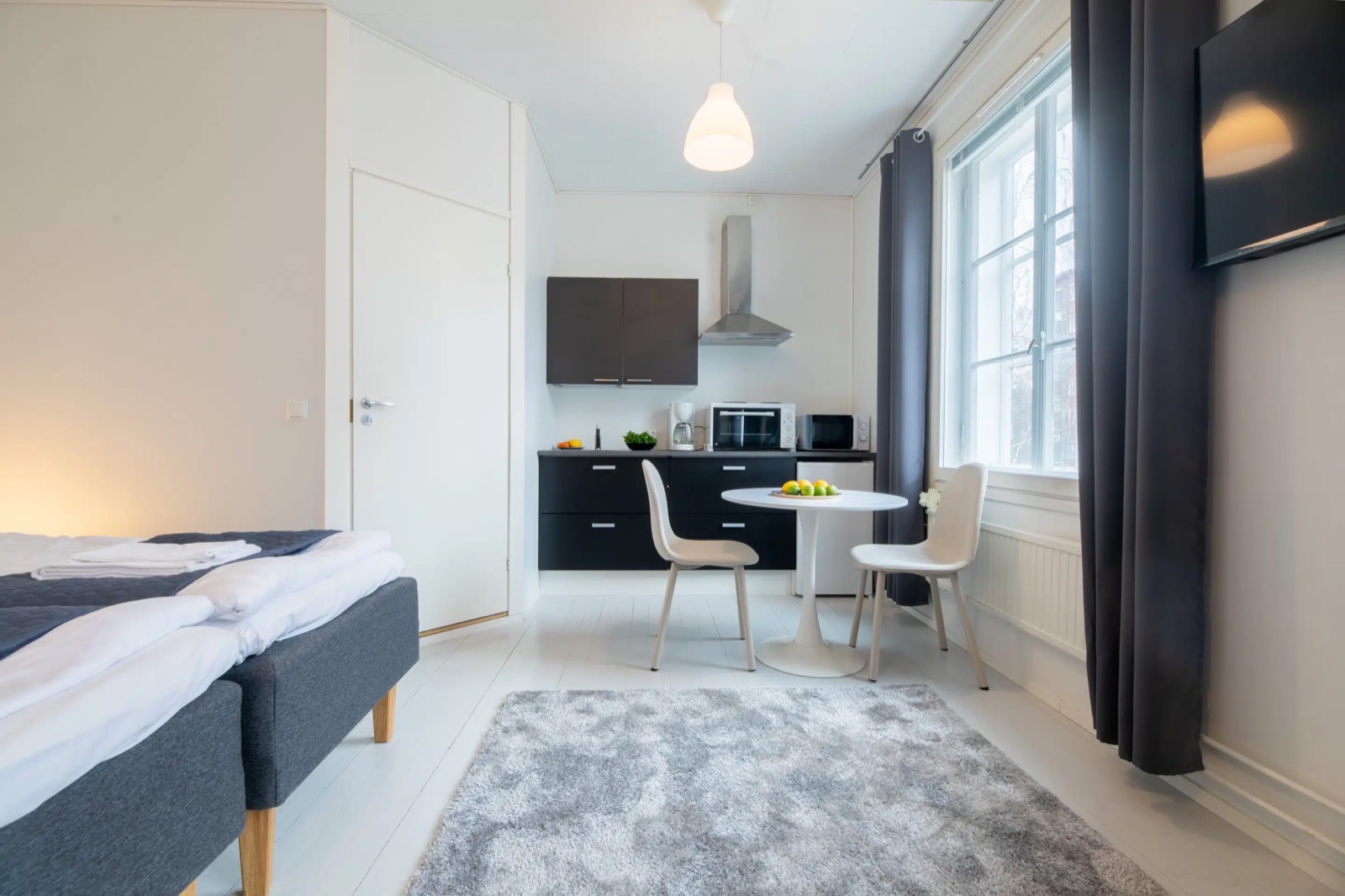 Perhestudio 2–3 hengelle, oma pyykinpesukone – Vanha Postitalo Varkaus